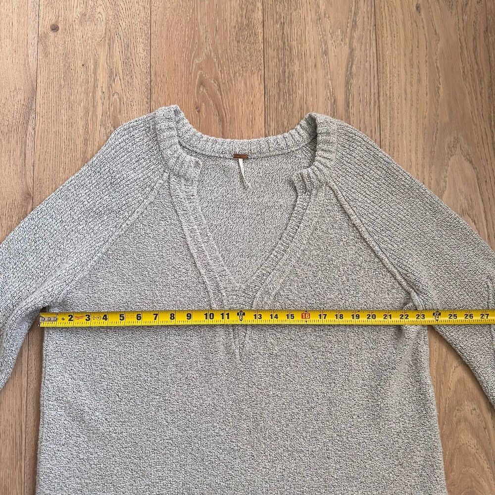 Free People Lovely Lines Bell-Sleeve Plunging V-Neck Sweater in Gray Size Large - Picture 12 of 14
